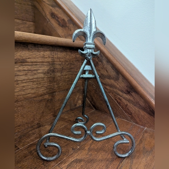 Vintage Fleur De Lis Antiqued Metal Plate Holder, Photo Easel Holder - Picture 6 of 7